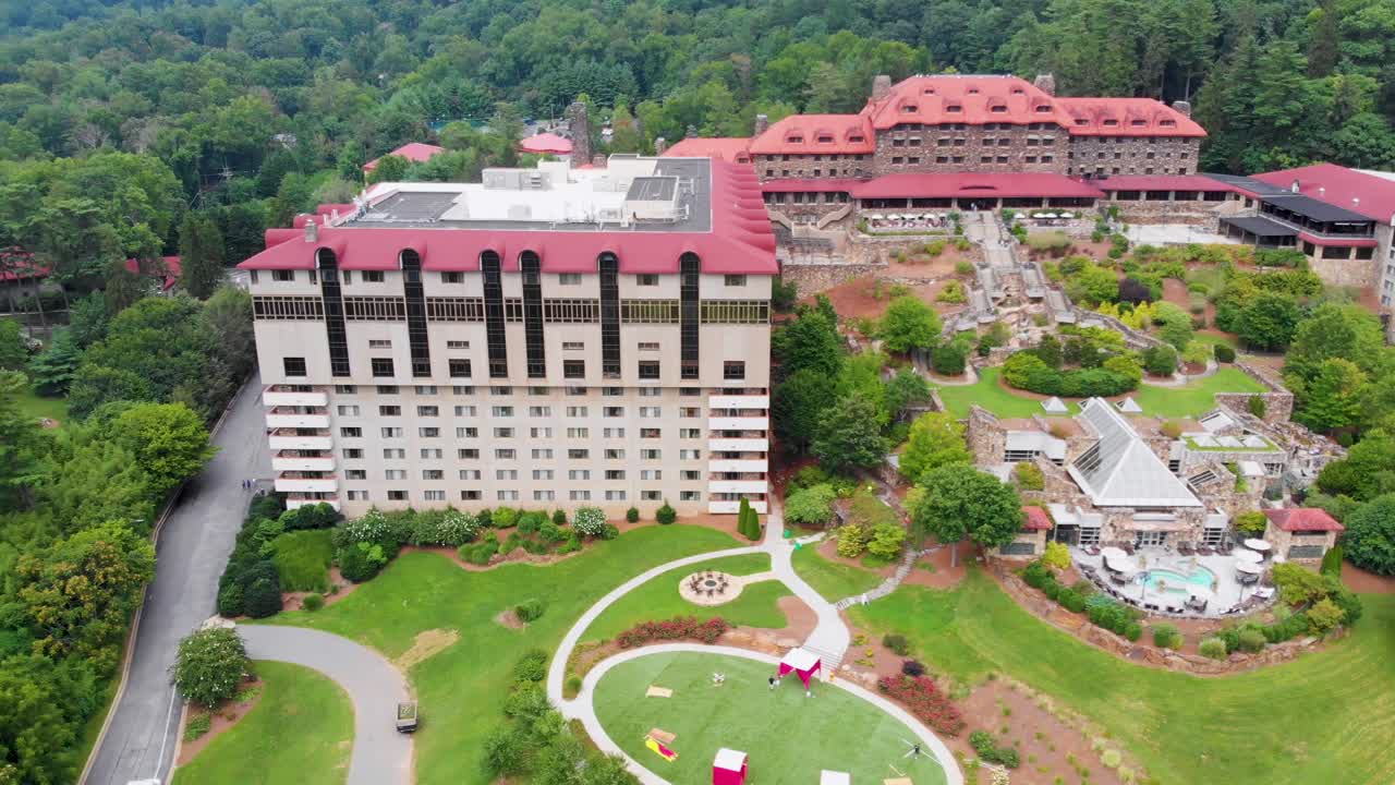 화창한 여름날 노스캐롤라이나주 애슈빌에 있는 유서 깊은 그로브 파크 여관에 있는 컨벤션 센터, 스파, 골프 코스의 4k 드론 비디오
