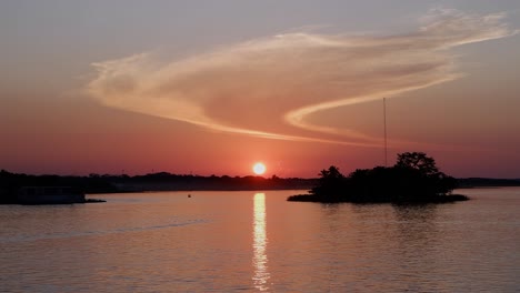 Golden-orange-sunset-reflects-on-surface-of-Lago-Peten-Itza,-Guatemala