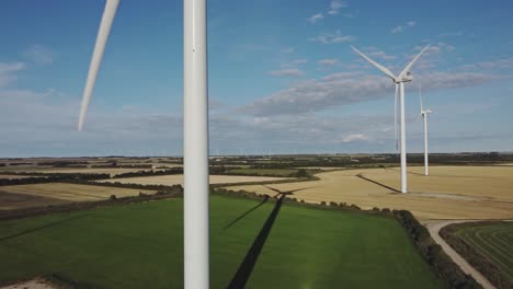 Riesige-Windkraftanlagen-Auf-Einem-Landwirtschaftlichen-Bauernhof-An-Einem-Sonnigen-Tag-In-Der-Nähe-Von-Thisted,-Dänemark