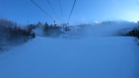 Einen-Skilift-Hinauffahren