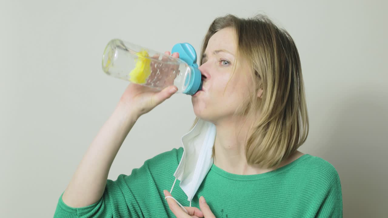 마스크를 쓴 사실을 잊고 술을 쏟은 여성