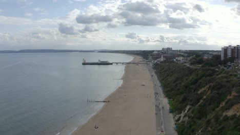 Dolly-Back-Drohne-über-Die-Bournemouth-Promenade-Geschossen