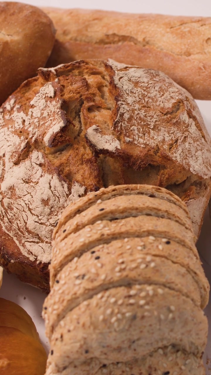 Assortimento di pane e dolci appena cotti