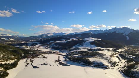 hermoso paisaje invernal en las montañas rocosas, condado de la cumbre