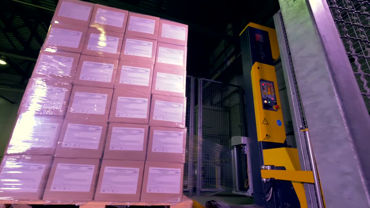 cajas de cartón paletizadas giratorias encuadernadas con película.