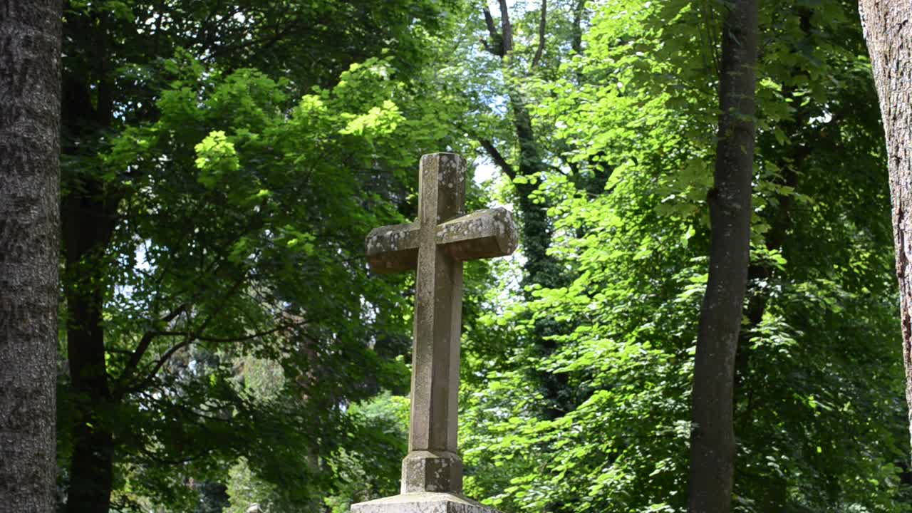Antica tomba. Leopoli, Ucraina. Cimitero di Lychakiv, il complesso storico e commemorativo (dal 1991) a Leopoli nel quartiere storico di Lychakiv, uno dei cimiteri più antichi dell'Ucraina