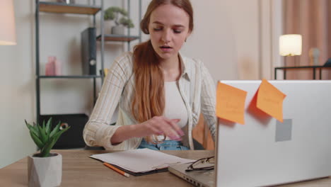 Nervöses-Erwachsenes-Freiberufliches-Mädchen-Verwirrt-Durch-Große-Routine-Laptop-Arbeit,-Die-Drinnen-Im-Heimbüro-Geladen-Wird