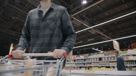 hombre comprando en un supermercado