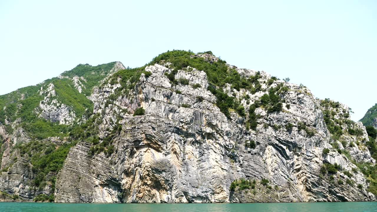 албания, озеро коман, вид на скалистую гору