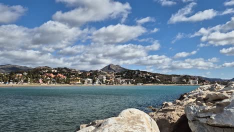 Vista-Sobre-La-Playa-De-La-Malagueta-En-Un-Día-Soleado-Con-Nubes-Que-Se-Mueven-Rápidamente,-España