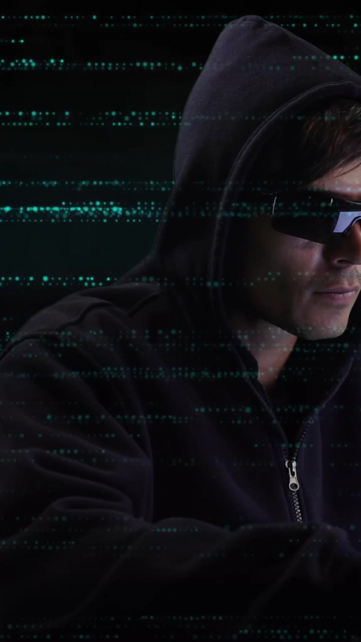Animazione di elaborazione dati e hacker maschio caucasico su sfondo nero