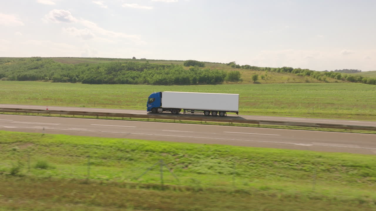 Camion in autostrada attraverso la campagna