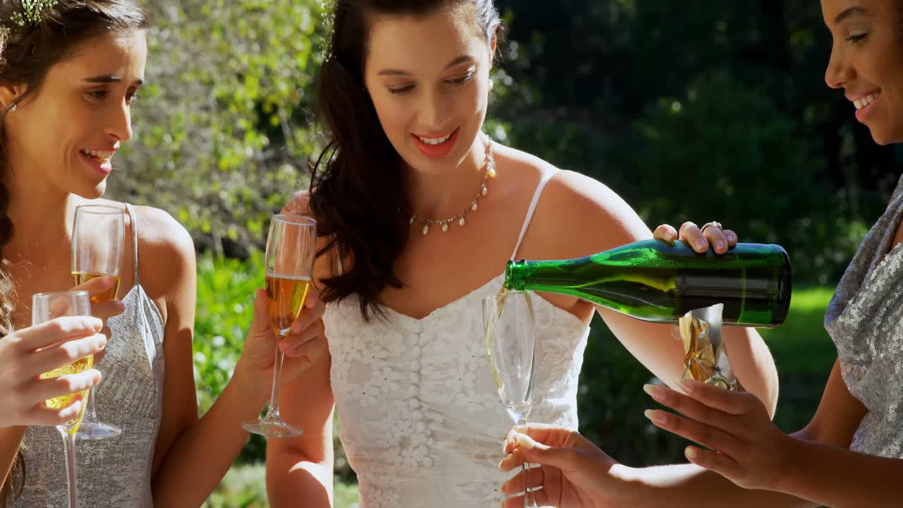 la novia sirviendo champán a las damas de honor 4k 4k