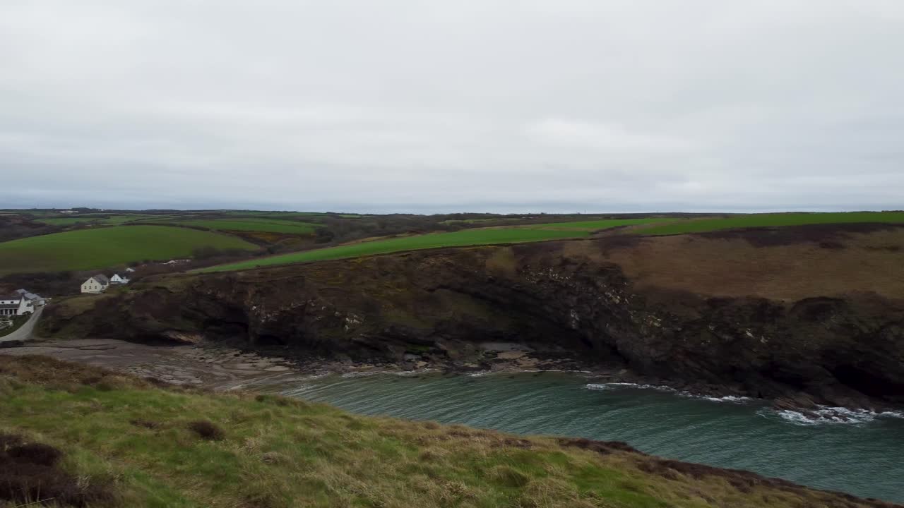 panorámica aérea sobre nolton haven hacia la playa y el mar con la espectacular costa de pembrokeshire y el cielo nublado reino unido 4k