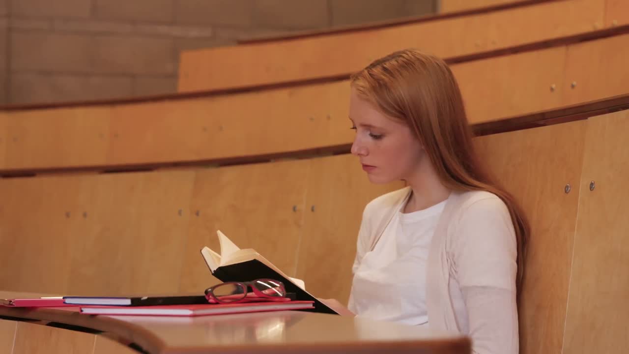 학생 이 수업 에서 메모 를 쓰고 있다