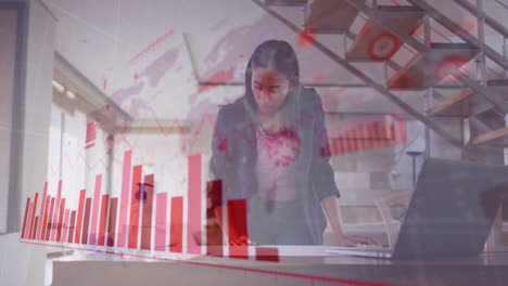 animación del procesamiento de datos sobre una mujer biracial usando una computadora portátil