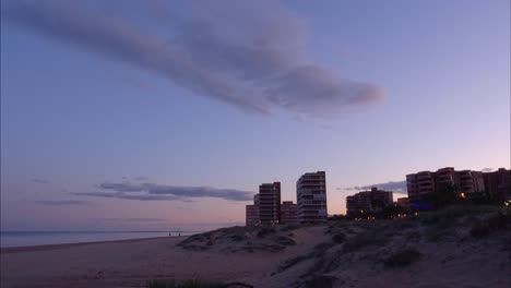 Timelapse-De-Los-Edificios-Y-Dunas-De-Arenales-Del-Sol,-Costa-Blanca,-Al-Atardecer