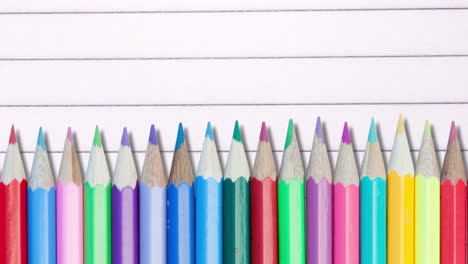 animación de lápices de colores contra el papel de línea blanca
