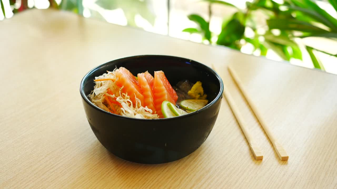 ensalada de sashimi de salmón con palillos