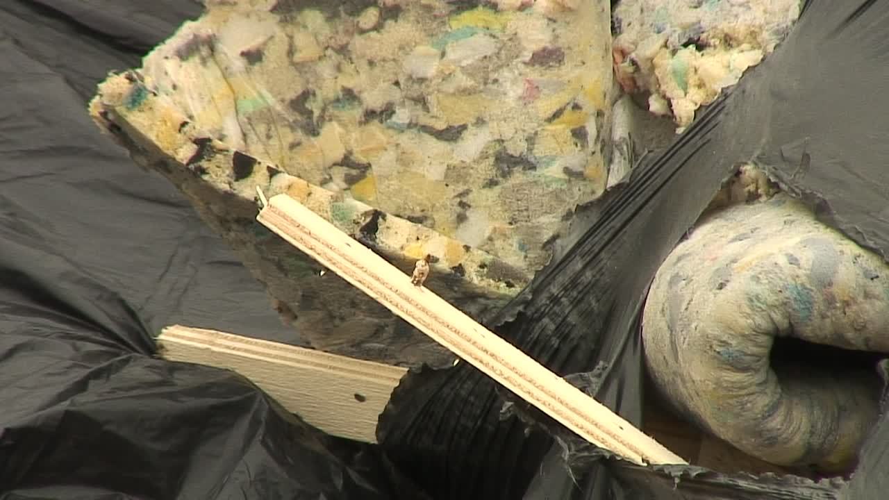 시골 영국 러틀랜드 카운티의 범죄자들이 현장 관문에 버린 검정 비닐봉지에 싸인 그리퍼와 언더레이