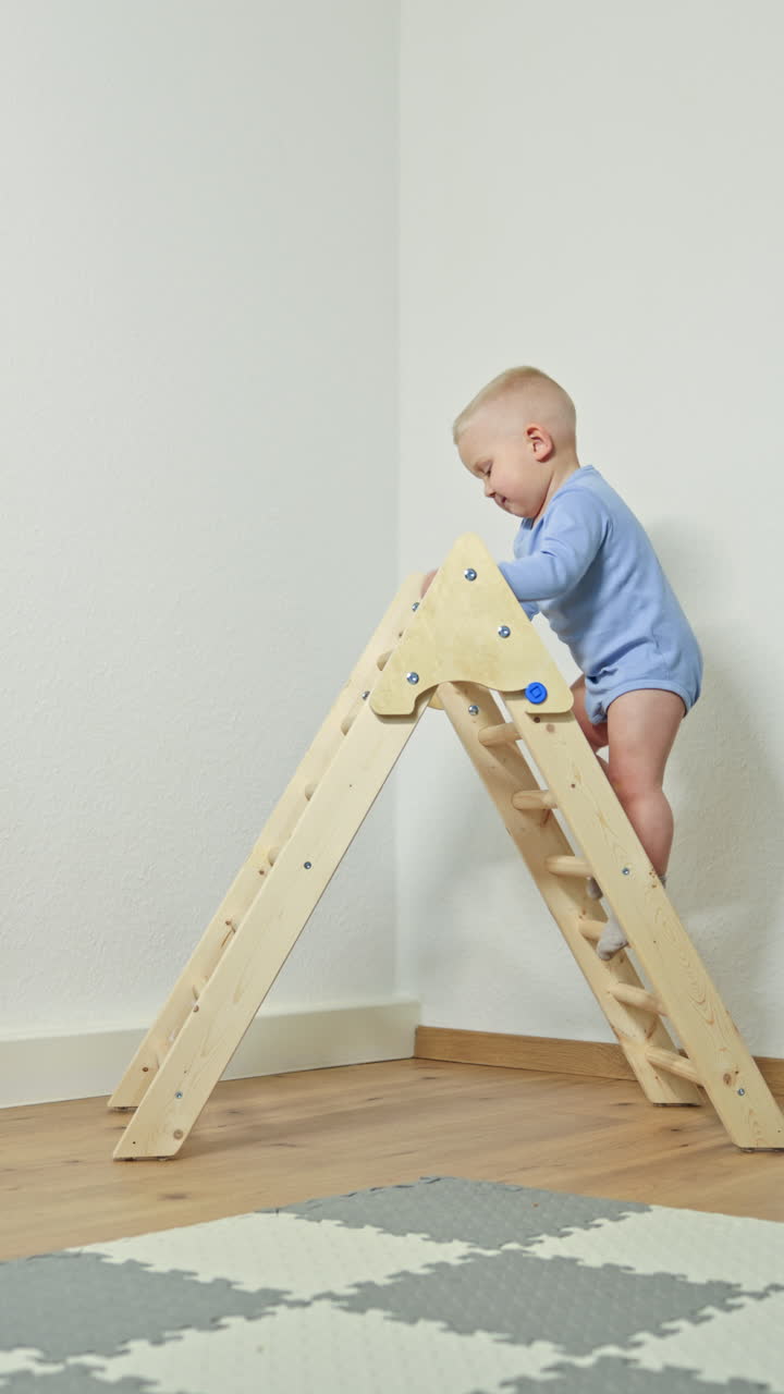 Esplorando nuove vette: un giovane bambino intraprende un emozionante viaggio mentre si arrampica su una scala di legno in cerca di avventura e brivido, abbracciando lungo il percorso tutti gli aspetti della crescita e dell'apprendimento.