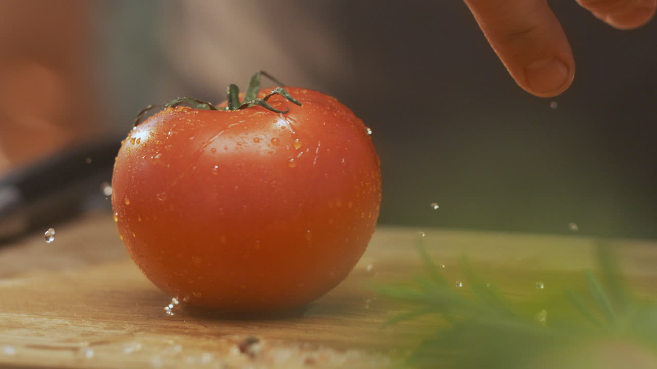 절단판에 은 토마토