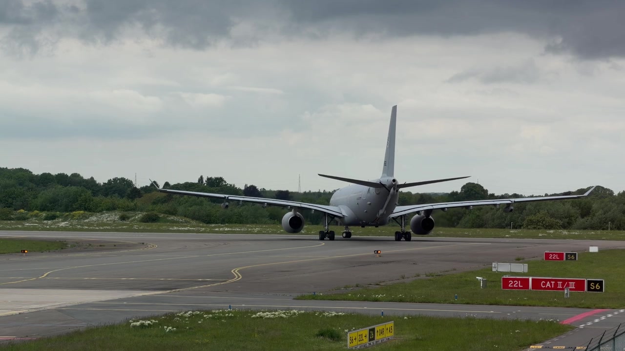 Aereo in manovra all'aeroporto di Liegi in una giornata nuvolosa, Belgio. Statico