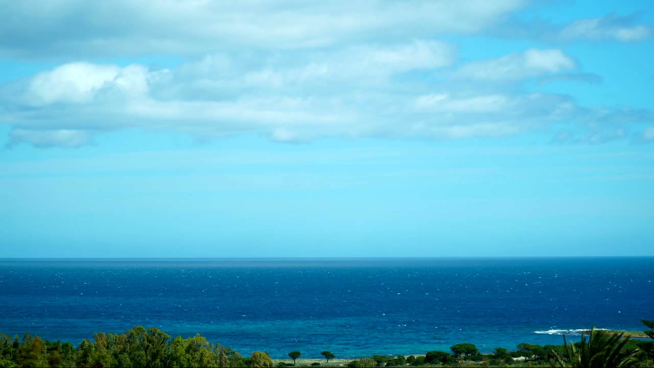 4k uhd (seamless loopable) - 해가 해가 지거나 새벽에 은 하늘에서 오른쪽에서 왼쪽으로 끊임없이 회전하는 바다.