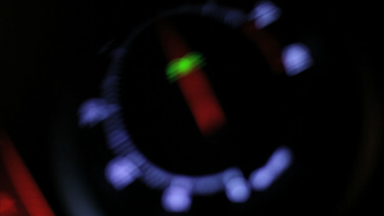 Bilens speedometer. Bilens instrumentbræt. Kørehastighed. Hastighedsbaggrund.