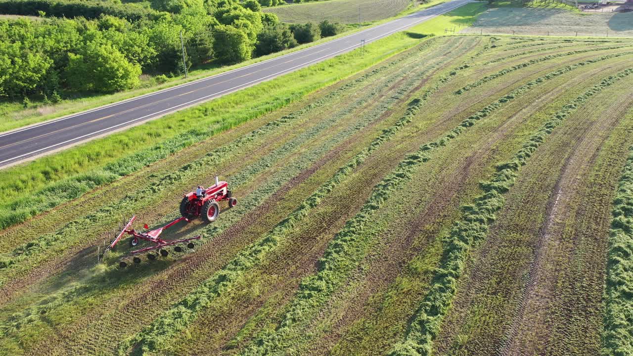 을 수확 하는 트랙터 의 공중 사진