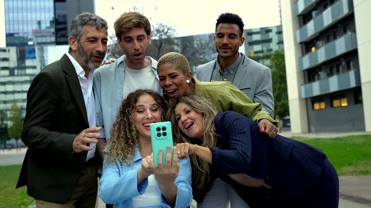 Selfie di gruppo di amici di fronte a un edificio di uffici