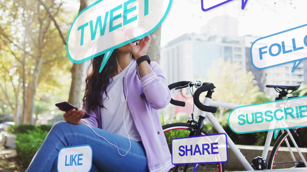 Donna con telefono che sorseggia da una tazza rossa, generando richiami sociali animati intorno alla bici e alla testa per annunci pubblicitari.