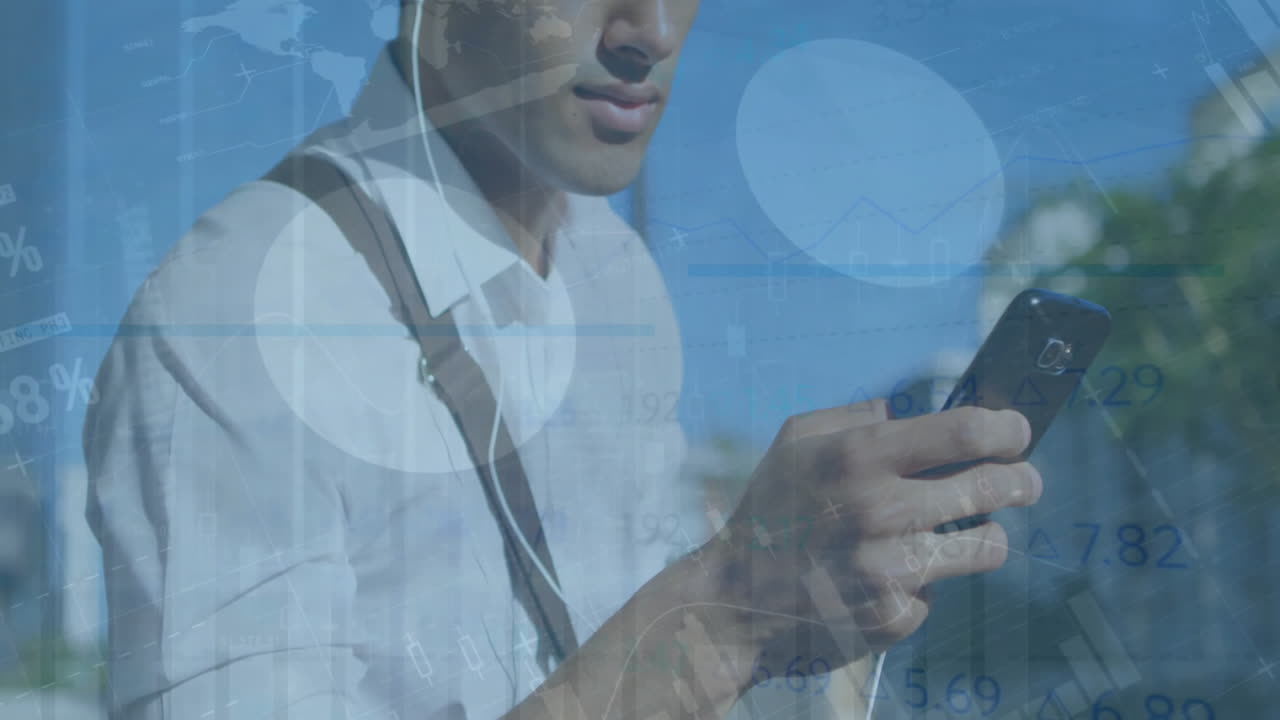 animación de procesamiento de datos y diagramas sobre hombre de negocios casual biracial usando teléfono inteligente