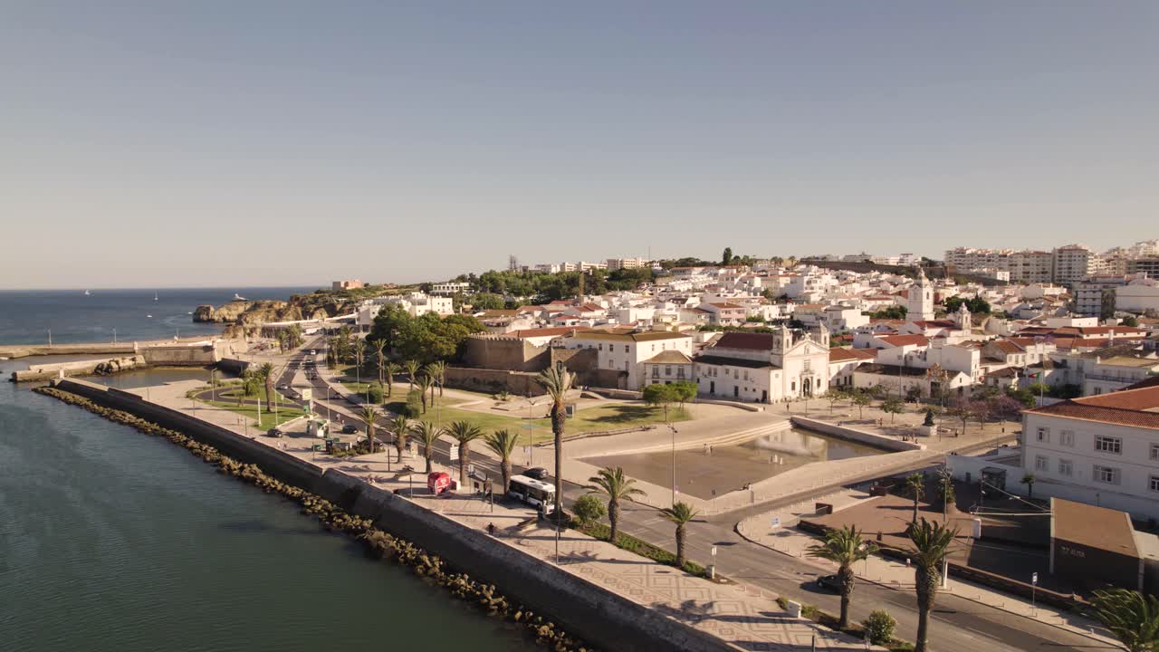 Panoramica aerea scorrevole sulla Passeggiata di Lagos lungo l'Avenida dos Descobrimentos, Algarve