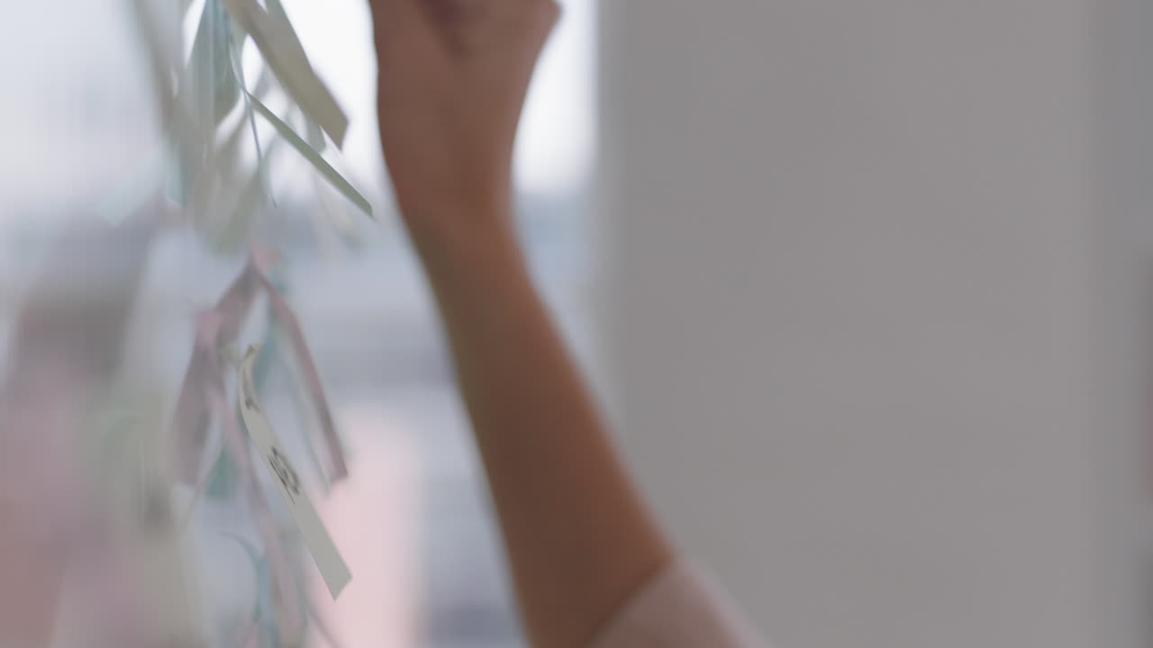 mujer de negocios que usa notas adhesivas, lluvia de ideas, resolución de problemas con creatividad, planificación de estrategias en la oficina, trabajo en la solución.