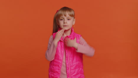 Niña-Pequeña-Sonriendo-Amablemente-A-La-Cámara-Y-Agitando-Las-Manos-Haciendo-Gestos-De-Hola-O-Adiós,-Dando-La-Bienvenida