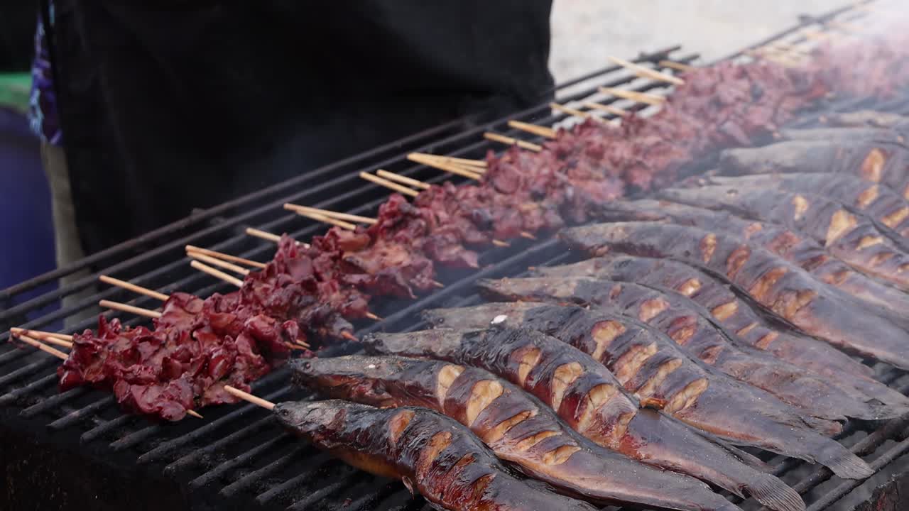 석탄 그릴에서 고기를 조리하는 스피어.