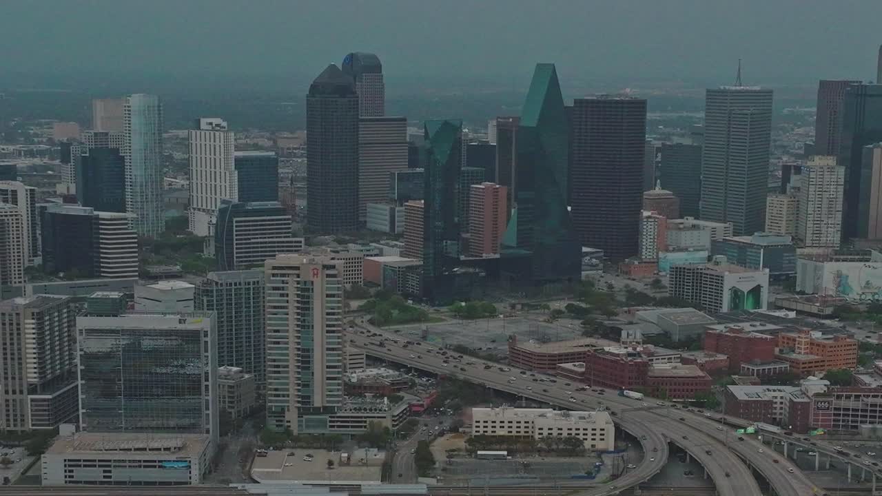 Dallas, TX şehir merkezinin binaları ve otobanlarıyla görünümü