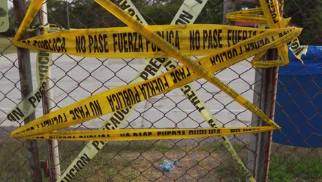 cinta policial en la puerta del parque cerrada debido a la cuarentena