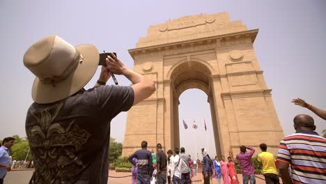 Turista-fotografiando-la-puerta-de-la-India