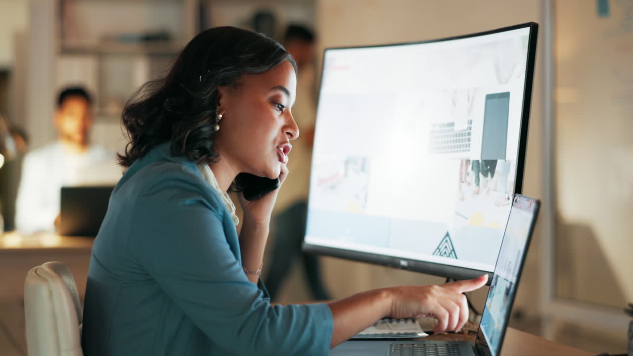 llamada telefónica, consultoría y noche con negocios