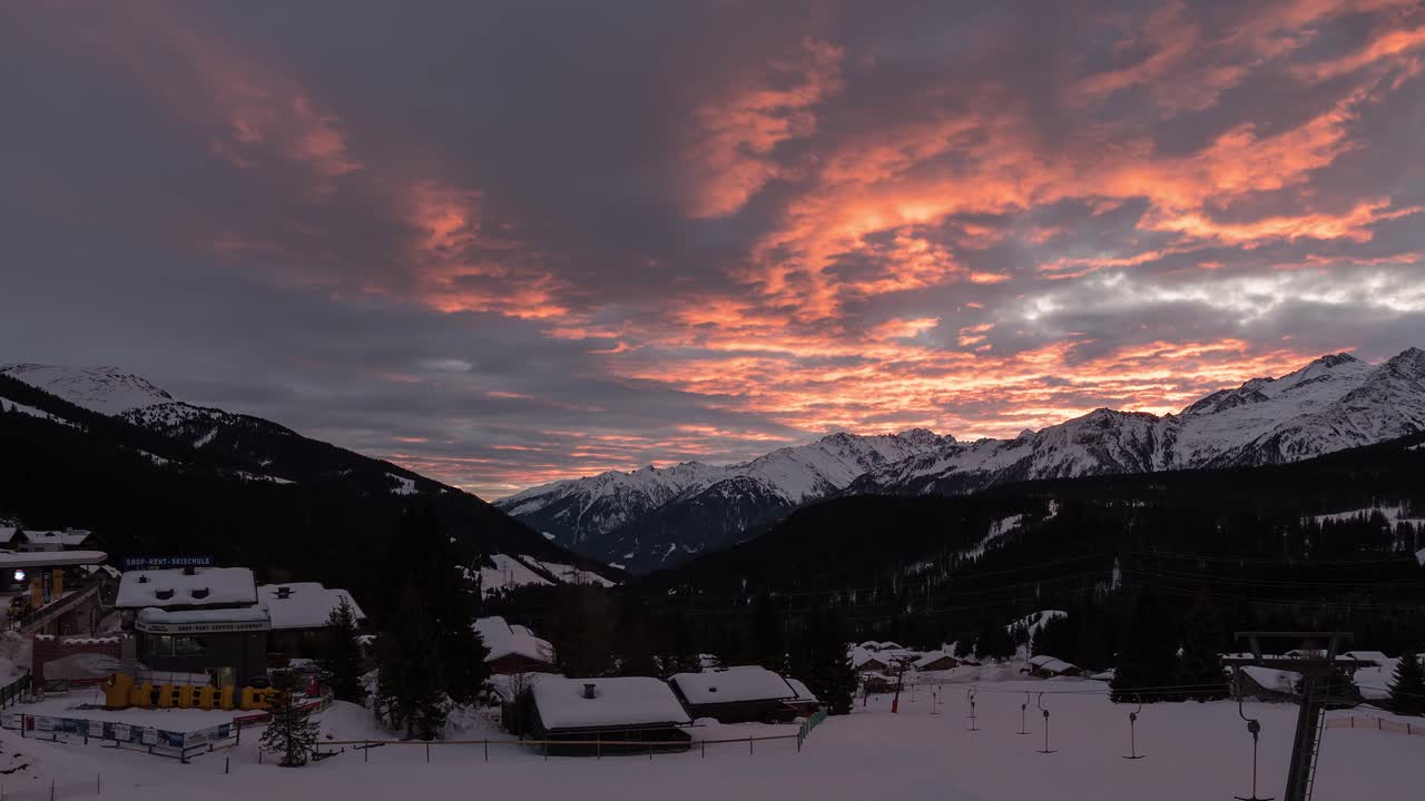 hermoso amanecer de invierno sobre koenigsleiten, austria - lapso de tiempo