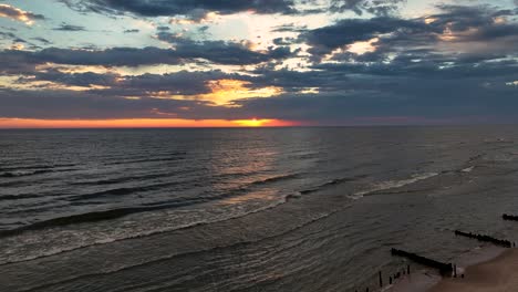tira lentamente hacia atrás sobre los hermosos colores del sol