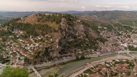 lapso de tiempo rápido en lo alto mirando hacia abajo en berat, sitio del patrimonio mundial de la unesco en albania