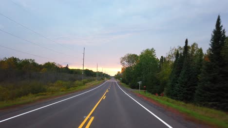 Autopista-Vacía-Con-Puesta-De-Sol-Al-Final