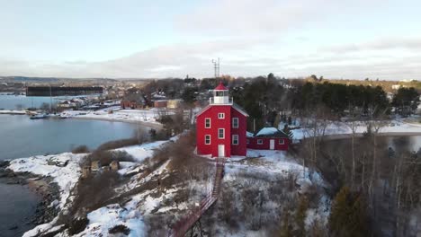 Faro-Rojo-Ubicado-En-Marquette,-Michigan-En-Invierno