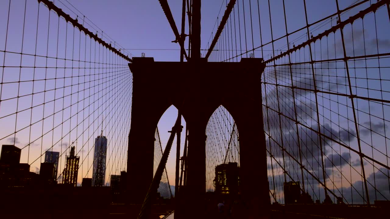 브루클린 다리는 석양에 실루엣