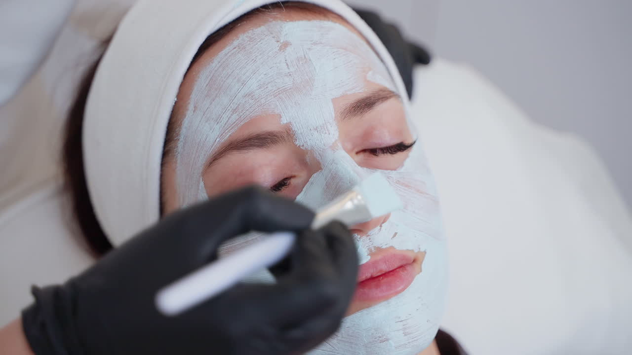 얼굴 마스크 치료를 받는 여성