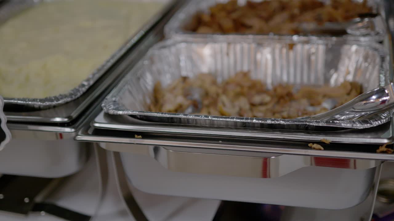 día de la boda clip de stock de comida buffet en la mesa con carnes patatas y verduras como cámara en el estabilizador plataforma vuela por todas partes y alrededor de la comida