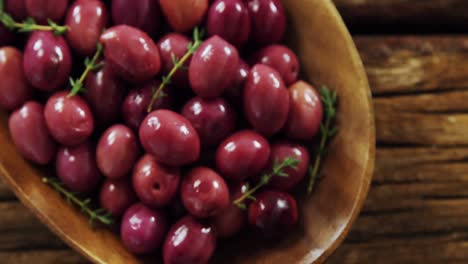 Aceitunas-Rojas-Frescas-Y-Romero-En-Un-Bol